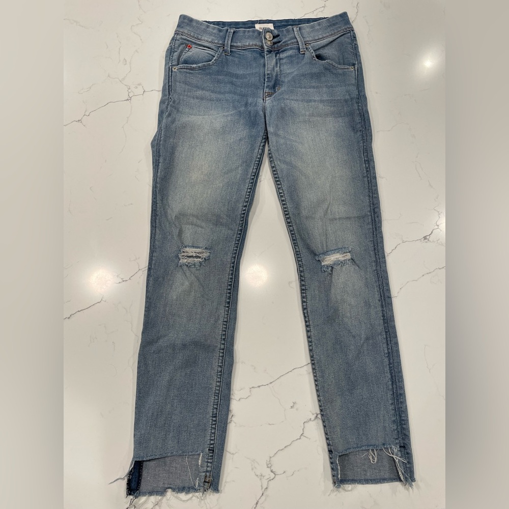 💕 Hudson CAT distressed midrise skinny w/step hem in size 27 jeans.
